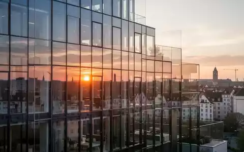 Moderne Wohnimmobilienarchitektur bei Sonnenuntergang als Symbol für den Immobilienmarkt. - Foto: über boerse-global.de