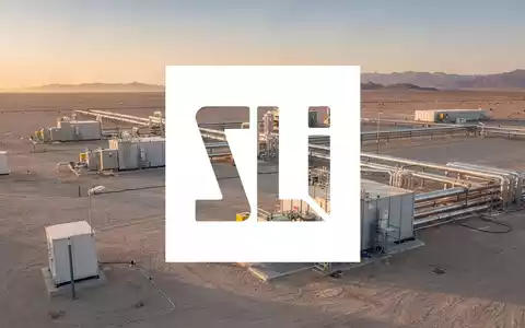 Moderne Industrieanlage zur Lithiumgewinnung in einer weiten Wüstenlandschaft bei Sonnenuntergang. - Foto: über boerse-global.de
