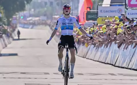 Demi Vollering hat zum zweiten Mal die Tour de France der Frauen gewonnen. - Foto: Philippe Magoni/AP/dpa