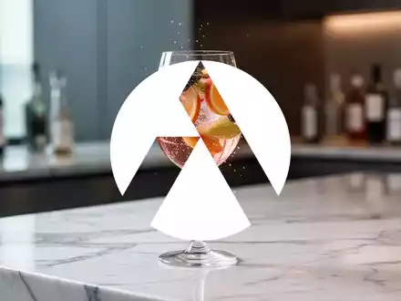 Ein erfrischendes, sprudelndes Fruchtgetränk in einem Glas auf einer eleganten Marmoroberfläche. - Foto: über boerse-global.de