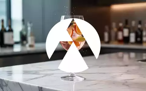 Ein erfrischendes, sprudelndes Fruchtgetränk in einem Glas auf einer eleganten Marmoroberfläche. - Foto: über boerse-global.de