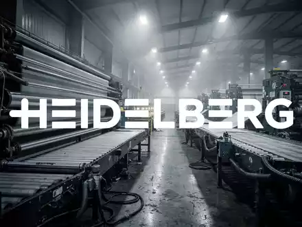 Abstraktes Bild einer industriellen Druckerei mit Fokus auf metallische Texturen und gedimmte, professionelle Beleuchtung. - Foto: über boerse-global.de