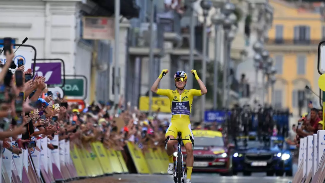 Vollering feiert ihren Tour-Sieg. - Bild: Philippe Magoni/AP/dpa