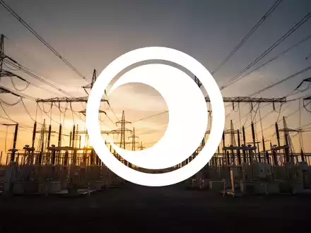 Moderne Infrastruktur und Energietechnik auf einer Baustelle bei Sonnenuntergang. - Foto: über boerse-global.de