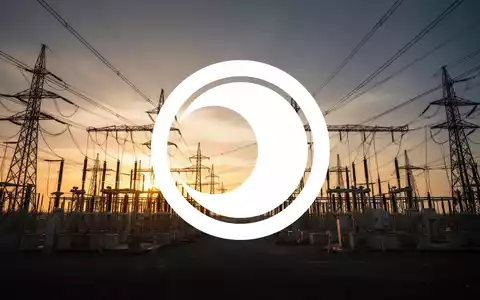 Moderne Infrastruktur und Energietechnik auf einer Baustelle bei Sonnenuntergang. - Foto: über boerse-global.de