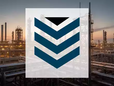 Moderne Industrieanlage zur Öl- und Gasförderung bei Dämmerung als Symbol für langfristige Finanzierung im Energiesektor. - Foto: über boerse-global.de