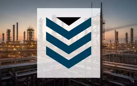 Moderne Industrieanlage zur Öl- und Gasförderung bei Dämmerung als Symbol für langfristige Finanzierung im Energiesektor. - Foto: über boerse-global.de
