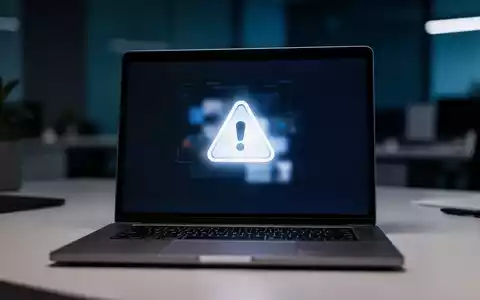 Ein Laptop-Bildschirm mit einem unscharfen digitalen Sicherheitssymbol in einer professionellen Büroumgebung. - Foto: über boerse-global.de