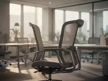 Ein leerer ergonomischer Bürostuhl in einem modern eingerichteten Büro mit weichem Tageslicht. - Foto: über boerse-global.de