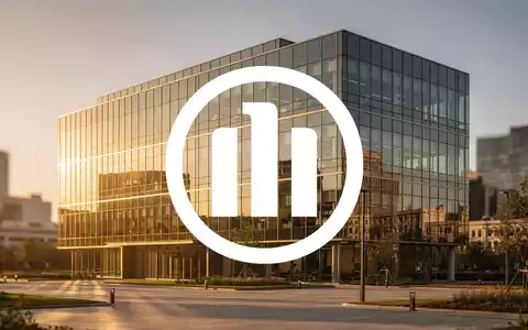 Moderne Glasfassade eines Bürogebäudes im goldenen Licht als Symbol für finanzielle Stabilität und Vertrauen. - Foto: über boerse-global.de