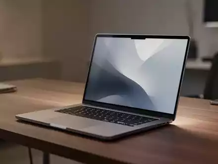 Ein moderner Laptop auf einem minimalistischen Schreibtisch, der die Leistungsfähigkeit lokaler KI-Modelle symbolisiert. - Foto: über boerse-global.de