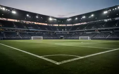 Ein gepflegtes Fußballstadion bei Dämmerung, das die professionelle Atmosphäre des Sportmanagements widerspiegelt. - Foto: über boerse-global.de