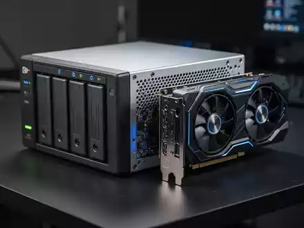 Ein modifizierter NAS-Server mit einer externen Grafikkarte auf einem Technik-Arbeitstisch. - Foto: über boerse-global.de