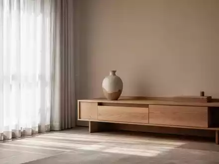 Minimalistisch gestalteter Wohnraum im Japandi-Stil mit natürlichen Holztönen und hellem, klarem Design. - Foto: über boerse-global.de