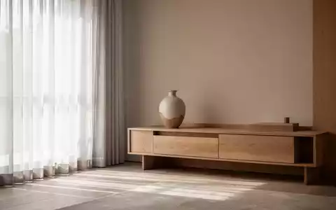 Minimalistisch gestalteter Wohnraum im Japandi-Stil mit natürlichen Holztönen und hellem, klarem Design. - Foto: über boerse-global.de