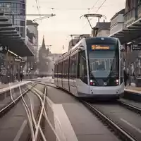 Eine moderne Straßenbahn an einer Haltestelle in einer deutschen Stadt bei Tagesanbruch. - Foto: über boerse-global.de