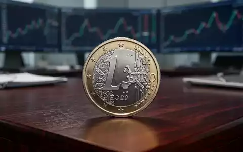 Eine seltene Euro-Münze auf einem dunklen Holztisch, detailliert ausgeleuchtet für eine numismatische Analyse. - Foto: über boerse-global.de