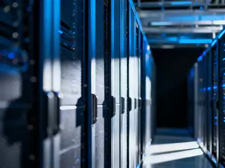 Abstraktes, professionelles Foto einer modernen Server-Infrastruktur in blauen und silbernen Farbtönen. - Foto: über boerse-global.de