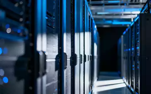 Abstraktes, professionelles Foto einer modernen Server-Infrastruktur in blauen und silbernen Farbtönen. - Foto: über boerse-global.de