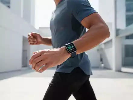 Eine Person mit einer Smartwatch geht zügig spazieren, um den Blutzuckerspiegel nach einer Mahlzeit zu regulieren. - Foto: über boerse-global.de