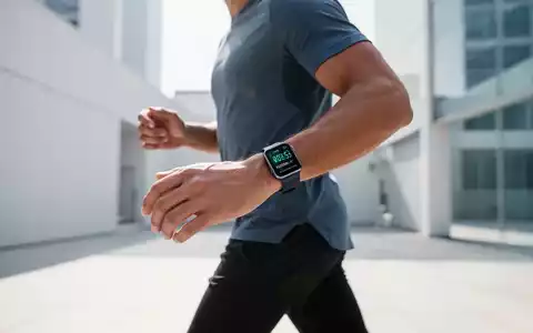 Eine Person mit einer Smartwatch geht zügig spazieren, um den Blutzuckerspiegel nach einer Mahlzeit zu regulieren. - Foto: über boerse-global.de