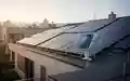 Moderne Solaranlage auf einem Hausdach bei Sonnenlicht. - Foto: über boerse-global.de