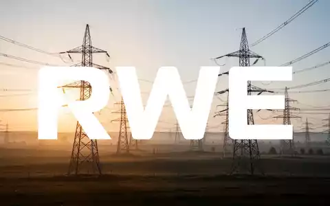 Hochspannungsmasten in einer weitläufigen Landschaft bei Sonnenaufgang als Symbol für Energieinfrastruktur. - Foto: über boerse-global.de