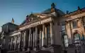 Das Gebäude des Deutschen Bundestages unter blauem Himmel, Fokus auf die Architektur des Reichstagsgebäudes. - Foto: über boerse-global.de
