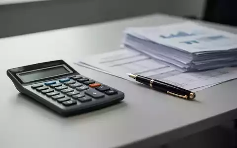 Ein Schreibtisch mit einem Taschenrechner und Unterlagen, die finanzielle Belastungen und sinkende Nettolöhne symbolisieren. - Foto: über boerse-global.de
