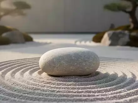Ein einzelner, glatter Stein in einem minimalistischen Zen-Garten als Symbol für stoische Ruhe und mentale Klarheit. - Foto: über boerse-global.de