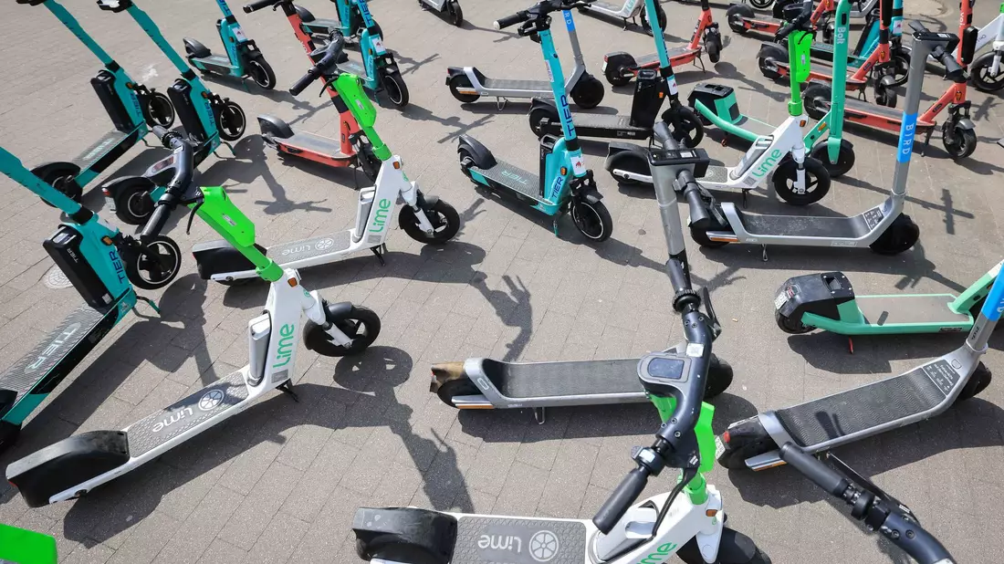 Auch wenn es sich in Großstädten nicht unbedingt so anfühlt: Die Zahl der zur Miete angebotenen E-Scooter ist zuletzt gesunken. (Archivbild) - Bild: Christian Charisius/dpa/dpa-tmn