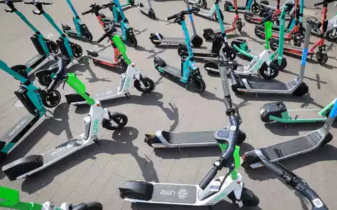Auch wenn es sich in Großstädten nicht unbedingt so anfühlt: Die Zahl der zur Miete angebotenen E-Scooter ist zuletzt gesunken. (Archivbild) - Foto: Christian Charisius/dpa/dpa-tmn