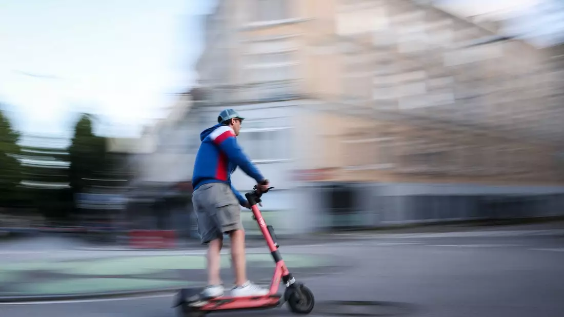 Private E-Scooter erfreuen sich wachsender Beliebtheit in Deutschland. (Archivbild) - Bild: Christian Charisius/dpa