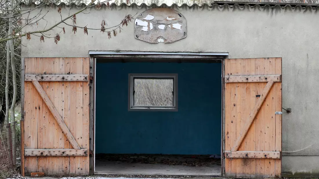 Die Garage bleibt leer: Wer auf falsche Auto-Inserate reinfällt, bekommt kein Fahrzeug - aber auch kein Geld zurück. (Symbolbild)  - Bild: Jan Woitas/dpa-Zentralbild/ZB