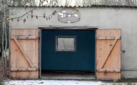Die Garage bleibt leer: Wer auf falsche Auto-Inserate reinfällt, bekommt kein Fahrzeug - aber auch kein Geld zurück. (Symbolbild)  - Foto: Jan Woitas/dpa-Zentralbild/ZB