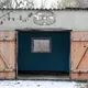 Die Garage bleibt leer: Wer auf falsche Auto-Inserate reinfällt, bekommt kein Fahrzeug - aber auch kein Geld zurück. (Symbolbild)  - Bild: Jan Woitas/dpa-Zentralbild/ZB
