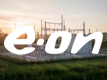 Moderne elektrische Umspannstation in einer grünen Landschaft bei Sonnenaufgang als Symbol für Energieinvestitionen. - Foto: über boerse-global.de