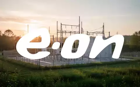 Moderne elektrische Umspannstation in einer grünen Landschaft bei Sonnenaufgang als Symbol für Energieinvestitionen. - Foto: über boerse-global.de