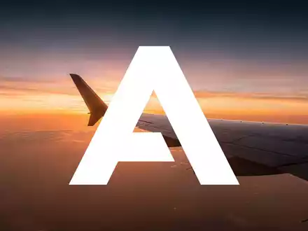 Silhouette eines Flugzeugflügels vor einem goldenen Sonnenuntergang als Symbol für die Luftfahrtindustrie. - Foto: über boerse-global.de