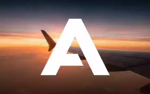 Silhouette eines Flugzeugflügels vor einem goldenen Sonnenuntergang als Symbol für die Luftfahrtindustrie. - Foto: über boerse-global.de