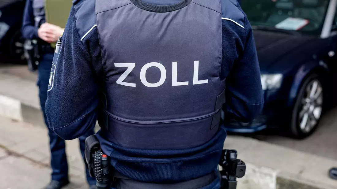 Die Finanzkontrolle Schwarzarbeit des Zolls ist zuständig für Überprüfungen. (Archivbild) - Bild: Axel Heimken/dpa
