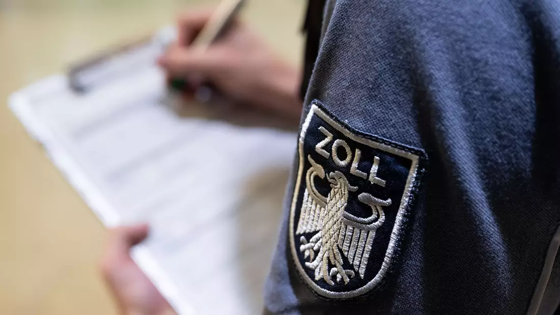Den Kontrolleuren des Zolls begegnen viele Tricks zur Umgehung des Mindestlohns. (Archivbild) - Bild: Hendrik Schmidt/dpa