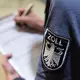 Den Kontrolleuren des Zolls begegnen viele Tricks zur Umgehung des Mindestlohns. (Archivbild) - Bild: Hendrik Schmidt/dpa