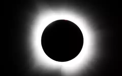 Bild von einer totalen Sonnenfinsternis, aufgenommen 2024 in Texas. - Foto: Julio Cortez/AP/dpa-tmn