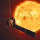 Künstlerische Darstellung der Raumsonde «Solar Orbiter» vor der Sonne - Bild: ESA/ATG Medialab/NASA/dpa