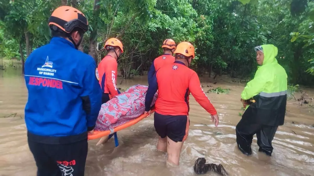 Die heftigen Regenfälle haben zu schweren Überschwemmungen geführt. - Bild: Uncredited/Philippine Coast Guard/AP/dpa