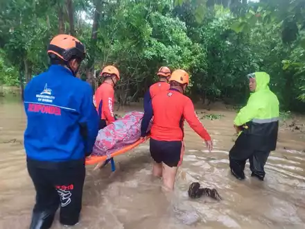 Die heftigen Regenfälle haben zu schweren Überschwemmungen geführt. - Foto: Uncredited/Philippine Coast Guard/AP/dpa