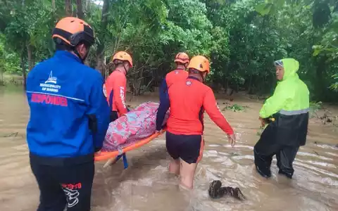 Die heftigen Regenfälle haben zu schweren Überschwemmungen geführt. - Foto: Uncredited/Philippine Coast Guard/AP/dpa