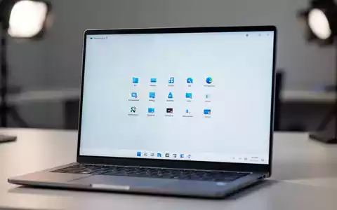 Moderner Laptop-Bildschirm mit sauberer Windows-11-Oberfläche in einem professionellen Büro. - Foto: über boerse-global.de