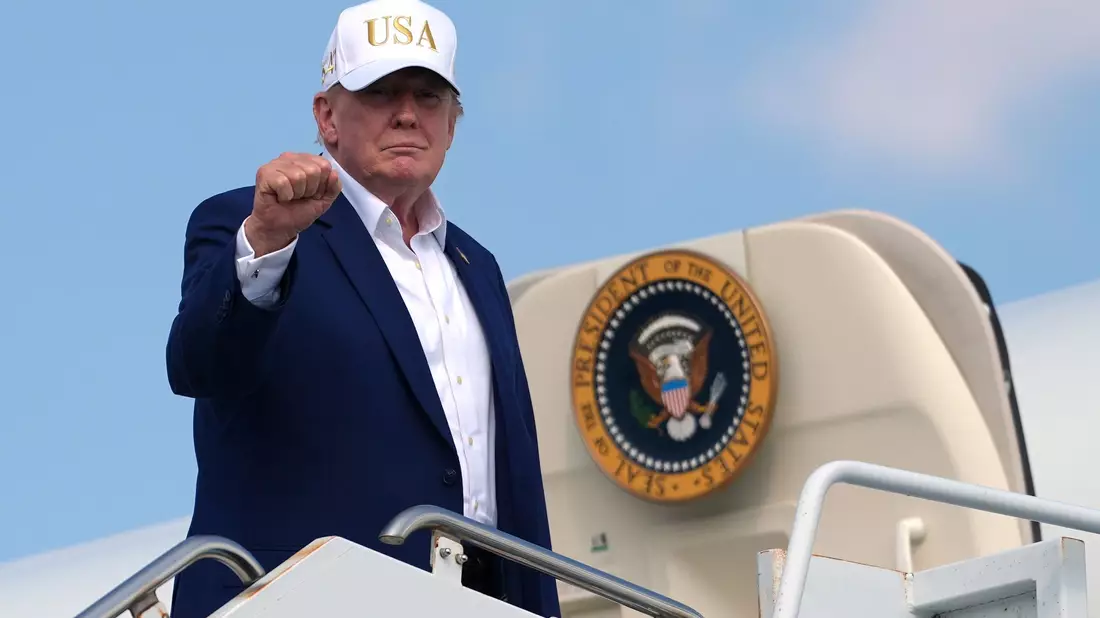 Trump vergleicht das diplomatische Tauziehen mit dem Iran mit einem Schachspiel.  - Bild: Julia Demaree Nikhinson/AP/dpa